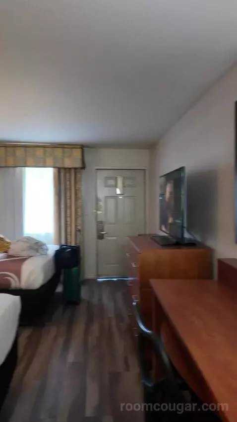 Queen Room with Two Queen Beds bed picture #9