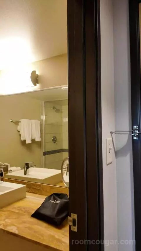 Grand Deluxe Double Queen Bed bathroom picture #1