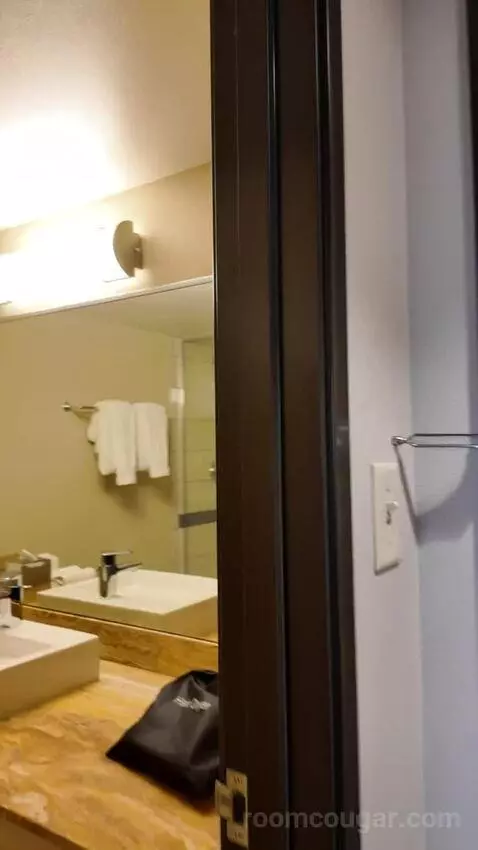 Grand Deluxe Double Queen Bed bathroom picture #3