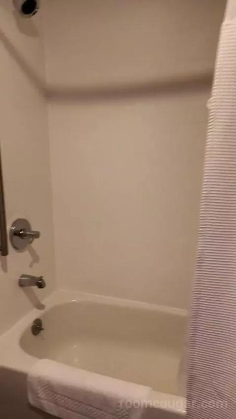 Queen Suite bathroom picture #6