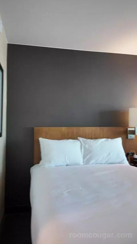 Queen/Double Room bed picture #1