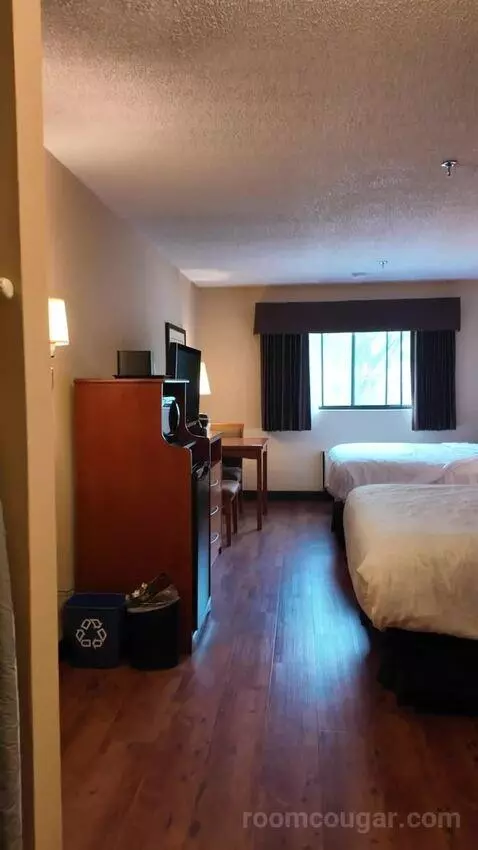 Standard Queen Room, 2nd Floor - Not Pet Friendly (#211) bed picture #1