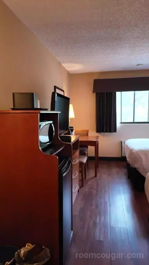 Standard Queen Room, 2nd Floor - Not Pet Friendly (#211) bed picture #2