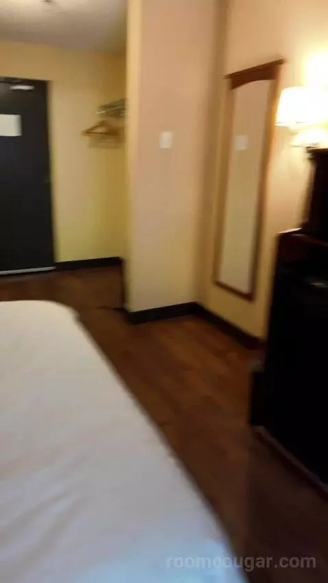 Standard Queen Room, 2nd Floor - Not Pet Friendly (#211) bed picture #8