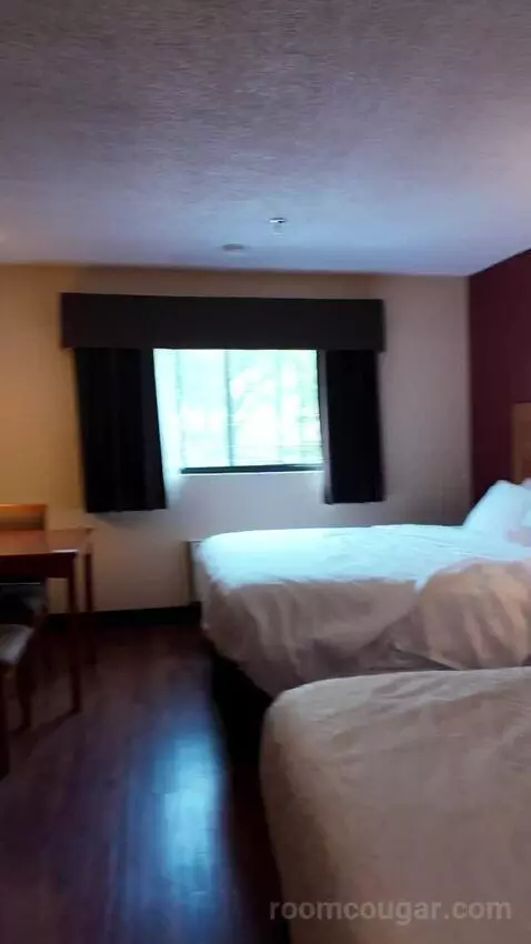 Standard Queen Room, 2nd Floor - Not Pet Friendly (#211) bed picture #4