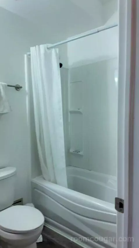 Standard (#206) bathroom picture #4