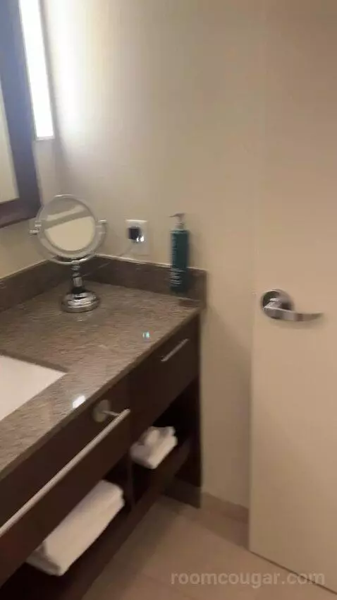 King Room (#328) bathroom picture #12