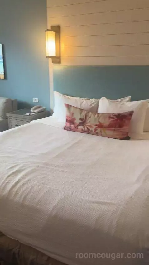 Lagoon View Room - King Bed (Includes Early Park Admission*) (#3230) bed picture #9