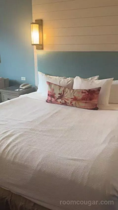 Lagoon View Room - King Bed (Includes Early Park Admission*) (#3230) bed picture #10