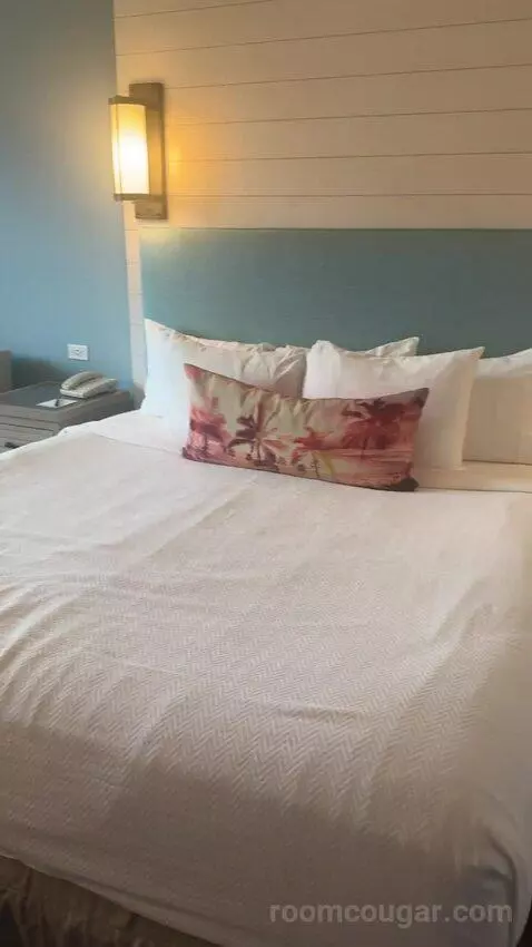 Lagoon View Room - King Bed (Includes Early Park Admission*) (#3230) bed picture #11