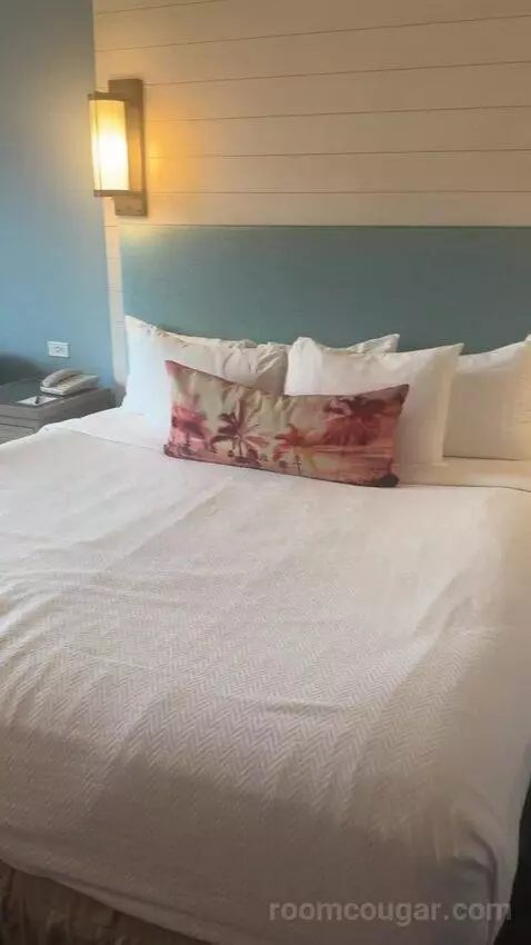Lagoon View Room - King Bed (Includes Early Park Admission*) (#3230) bed picture #12
