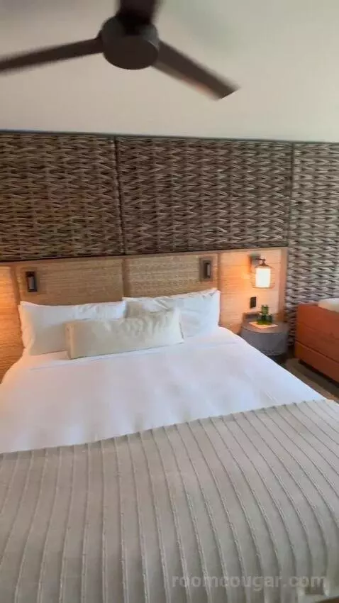 Ocean View Lounge King (#306) bed picture #2