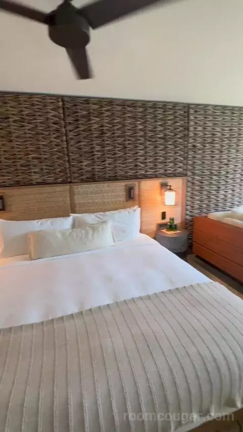 Ocean View Lounge King (#306) bed picture #3