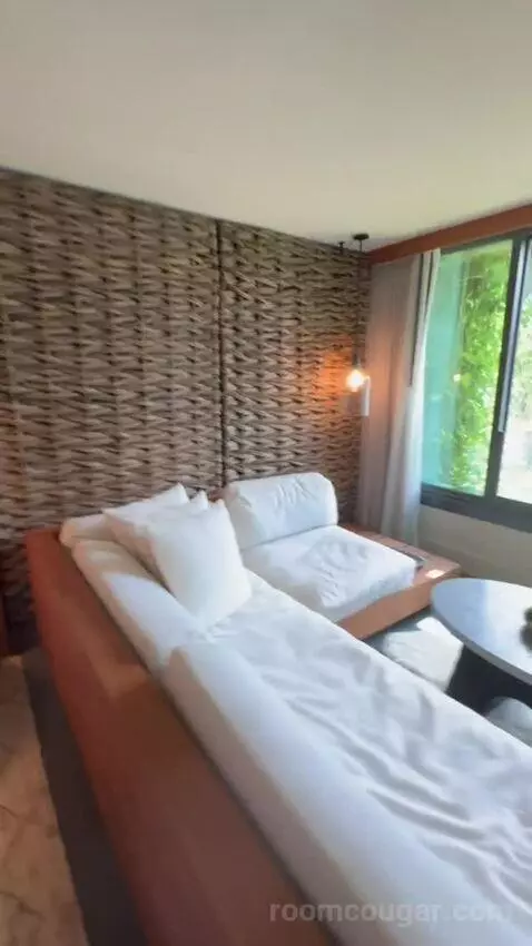 Ocean View Lounge King (#306) bed picture #5