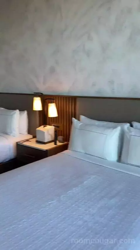 Traditional epcot View 2 Queen Room with Tub bed picture #1