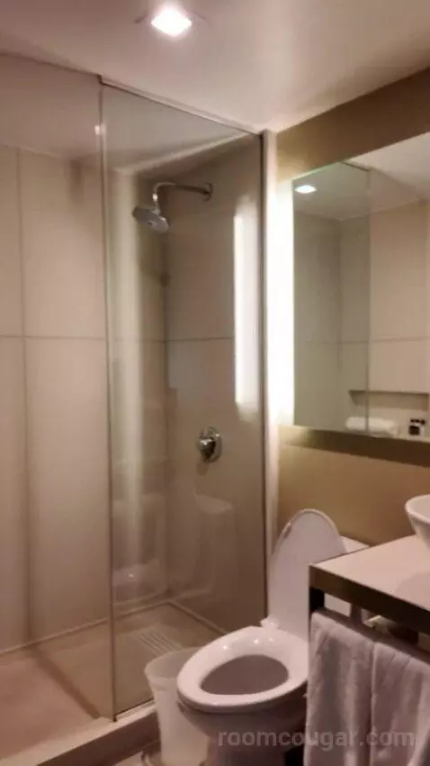 Wonderful Guest Room, 1 King, City View (#1404) bathroom picture #2