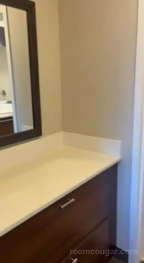 Queen Studio with Sofa Bed and Garden View - Hearing Accessible bathroom picture #2