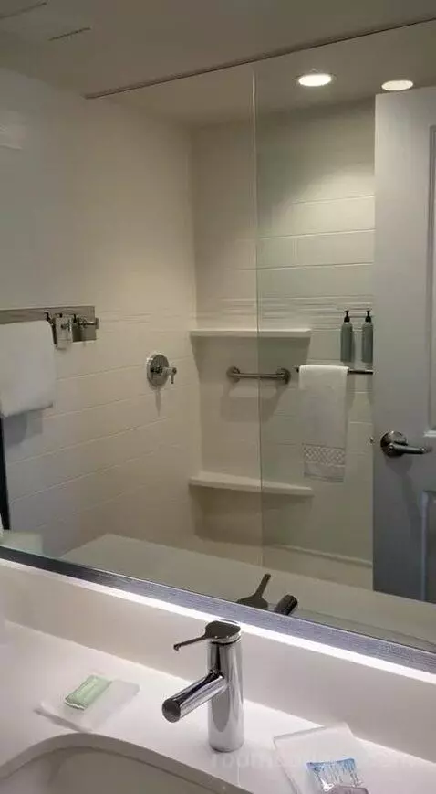 Queen Studio with Sofa Bed and Garden View - Hearing Accessible bathroom picture #8