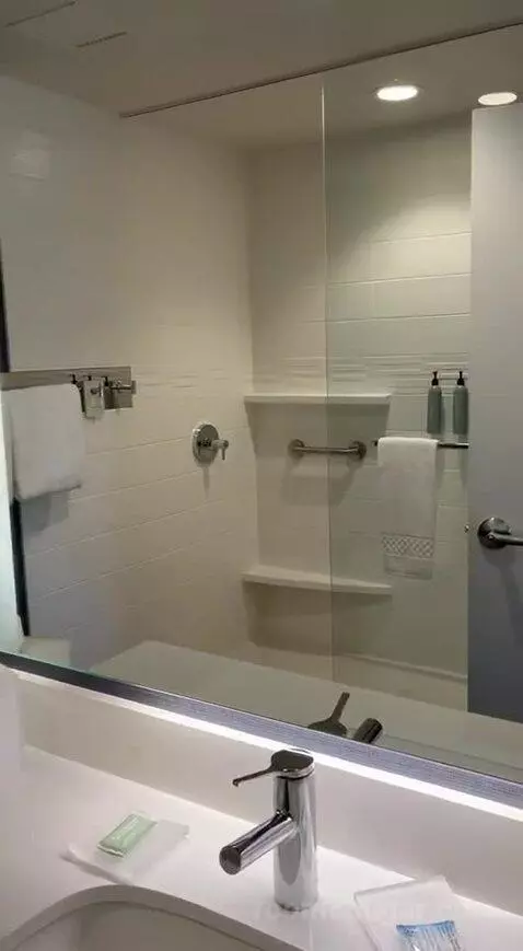 Queen Studio with Sofa Bed and Garden View - Hearing Accessible bathroom picture #9