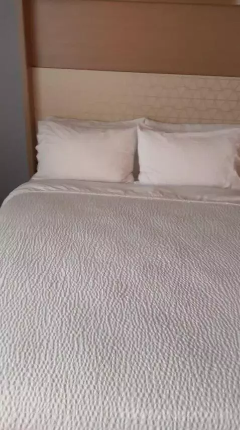 Queen Room with Two Queen Beds (#512) bed picture #3