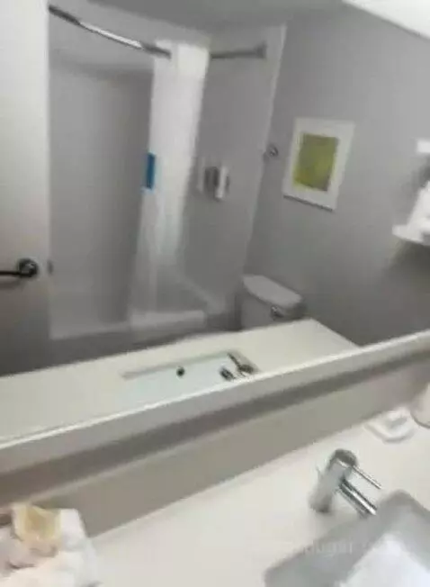Standard (#302) bathroom picture #4