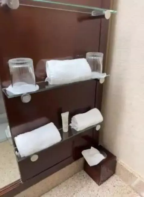 Concierge Level, 1 King (#546) bathroom picture #12