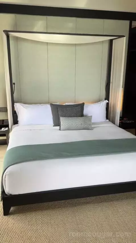 One Bedroom Ocean View Pool Villa bed picture #2