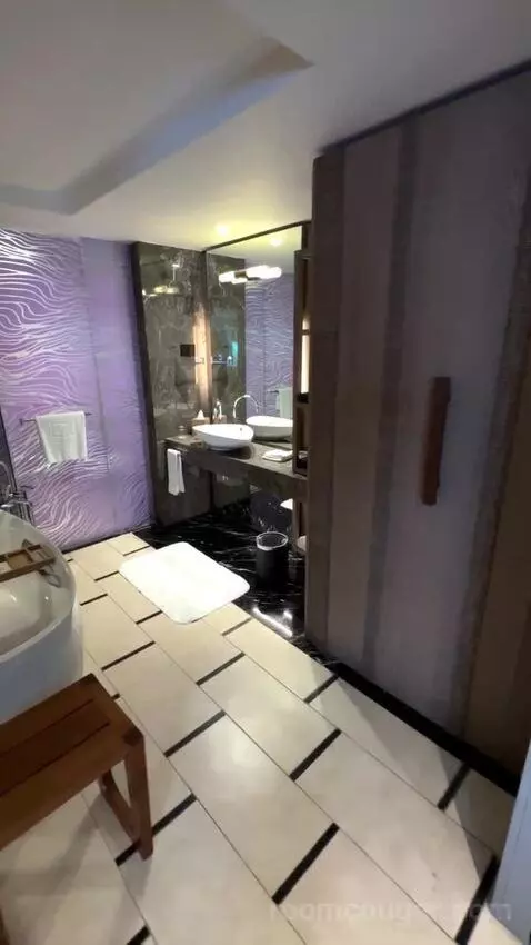 Jr Suite (#251) bathroom picture #8
