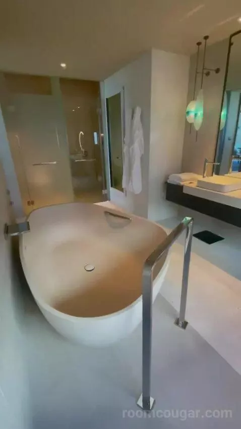 One-Bedroom Executive Suite with Ocean View - Club Access bathroom picture #1