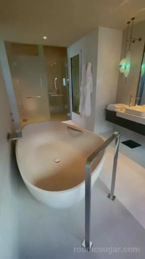 One-Bedroom Executive Suite with Ocean View - Club Access bathroom picture #2