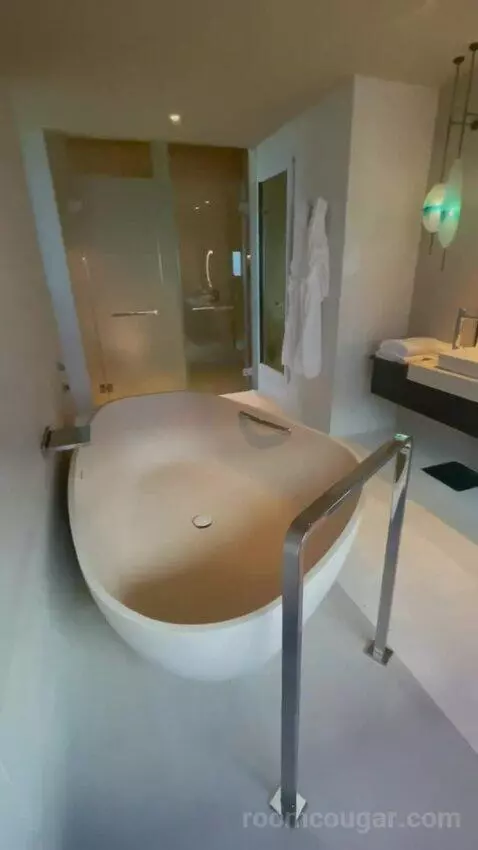 One-Bedroom Executive Suite with Ocean View - Club Access bathroom picture #3