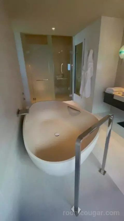 One-Bedroom Executive Suite with Ocean View - Club Access bathroom picture #4