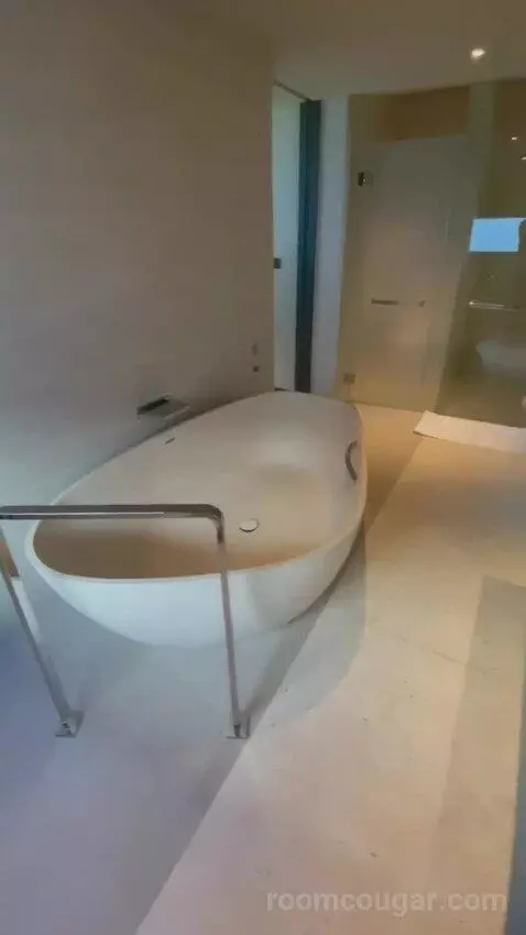 One-Bedroom Executive Suite with Ocean View - Club Access bathroom picture #6