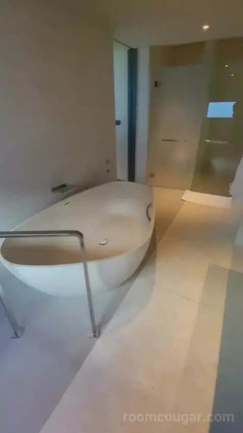 One-Bedroom Executive Suite with Ocean View - Club Access bathroom picture #7