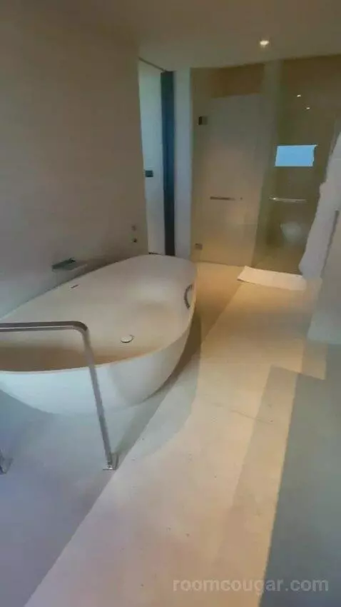 One-Bedroom Executive Suite with Ocean View - Club Access bathroom picture #8