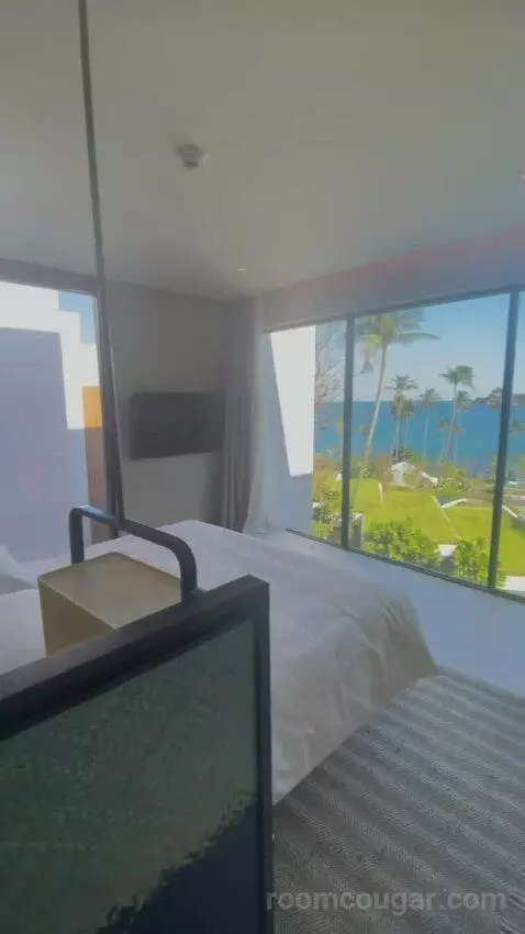 One-Bedroom Executive Suite with Ocean View - Club Access bed picture #3