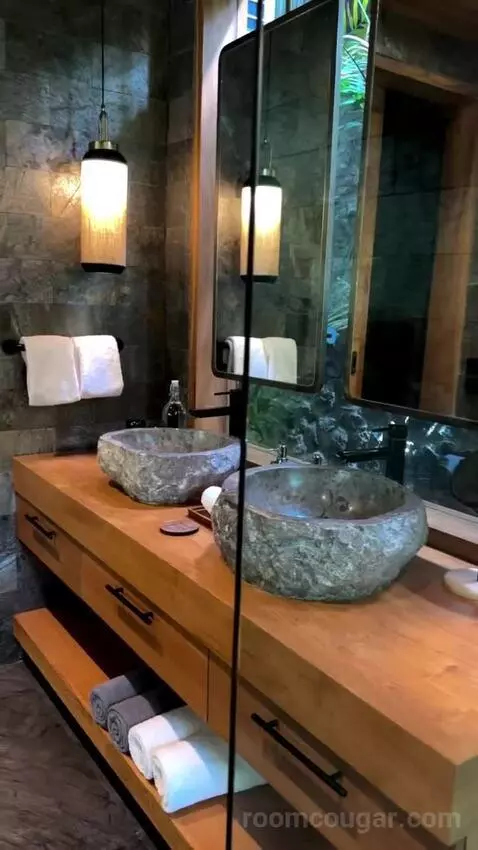 Suite bathroom picture #5