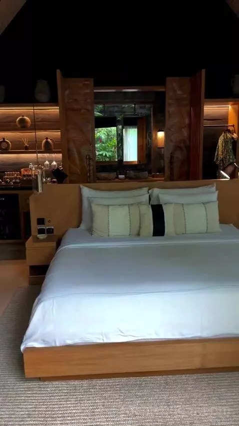 Suite bed picture #3