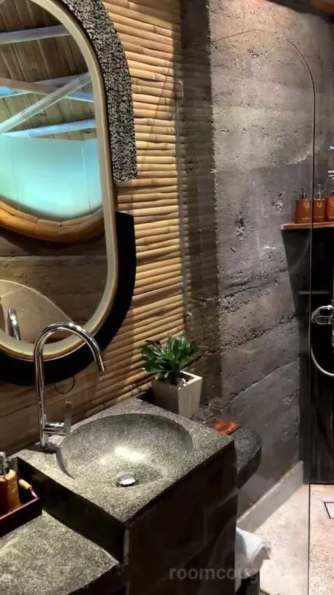 Suite bathroom picture #6