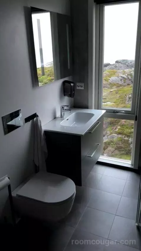 Suite bathroom picture #3