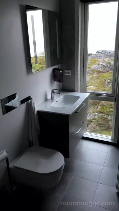 Suite bathroom picture #4