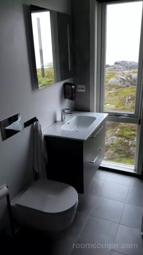 Suite bathroom picture #5
