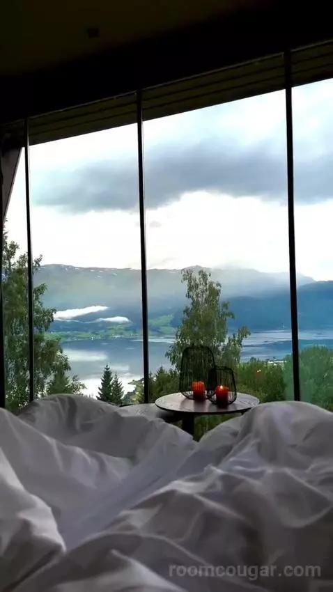 Suite bed picture #9