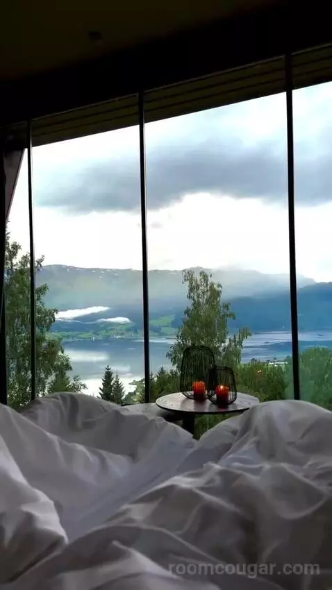 Suite bed picture #12