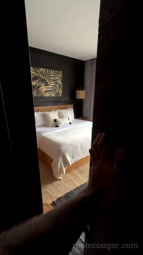 Suite bed picture #2
