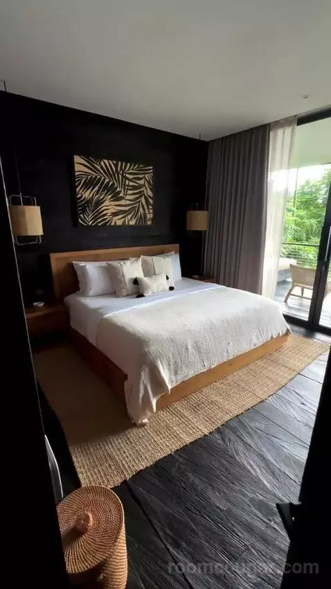 Suite bed picture #3