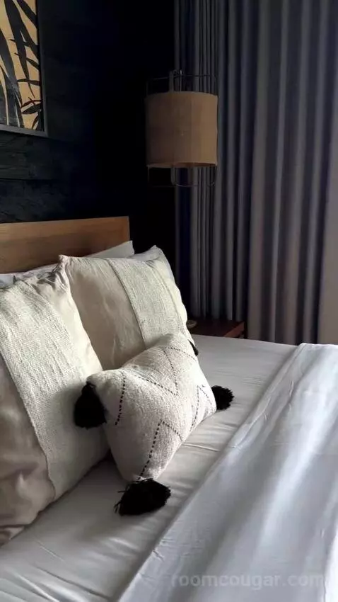 Suite bed picture #5