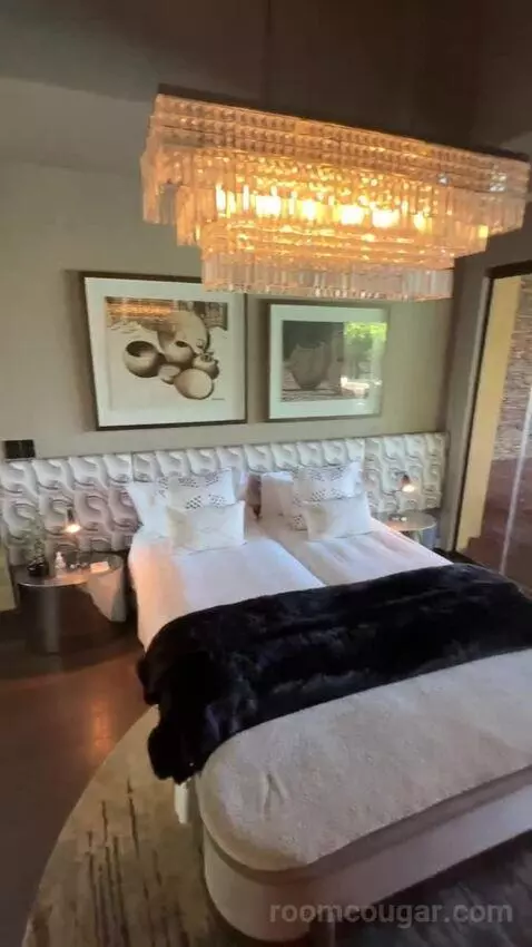 Suite bed picture #3