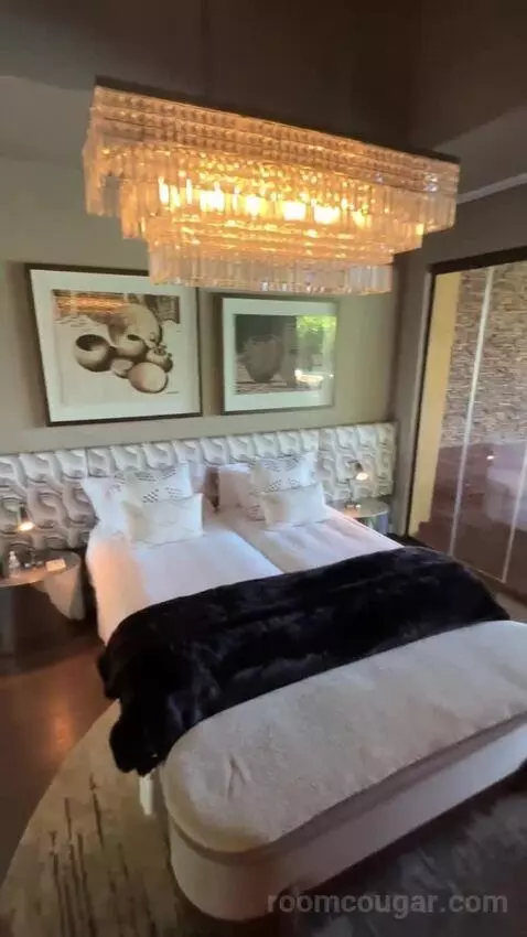 Suite bed picture #4