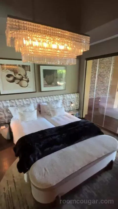 Suite bed picture #5